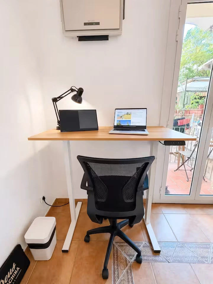 Hauptschlafzimmer: höhenverstellbarer Schreibtisch am Balkon