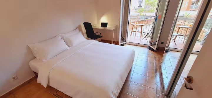 Hauptschlafzimmer: Queensize-Bett und Balkontüren