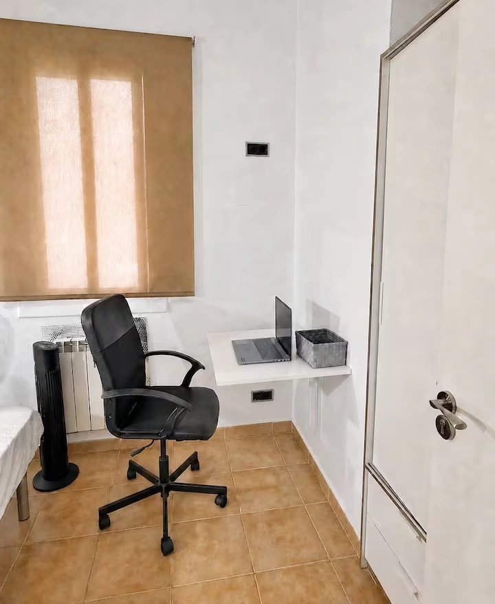 Zweites Schlafzimmer: Arbeitsplatz
