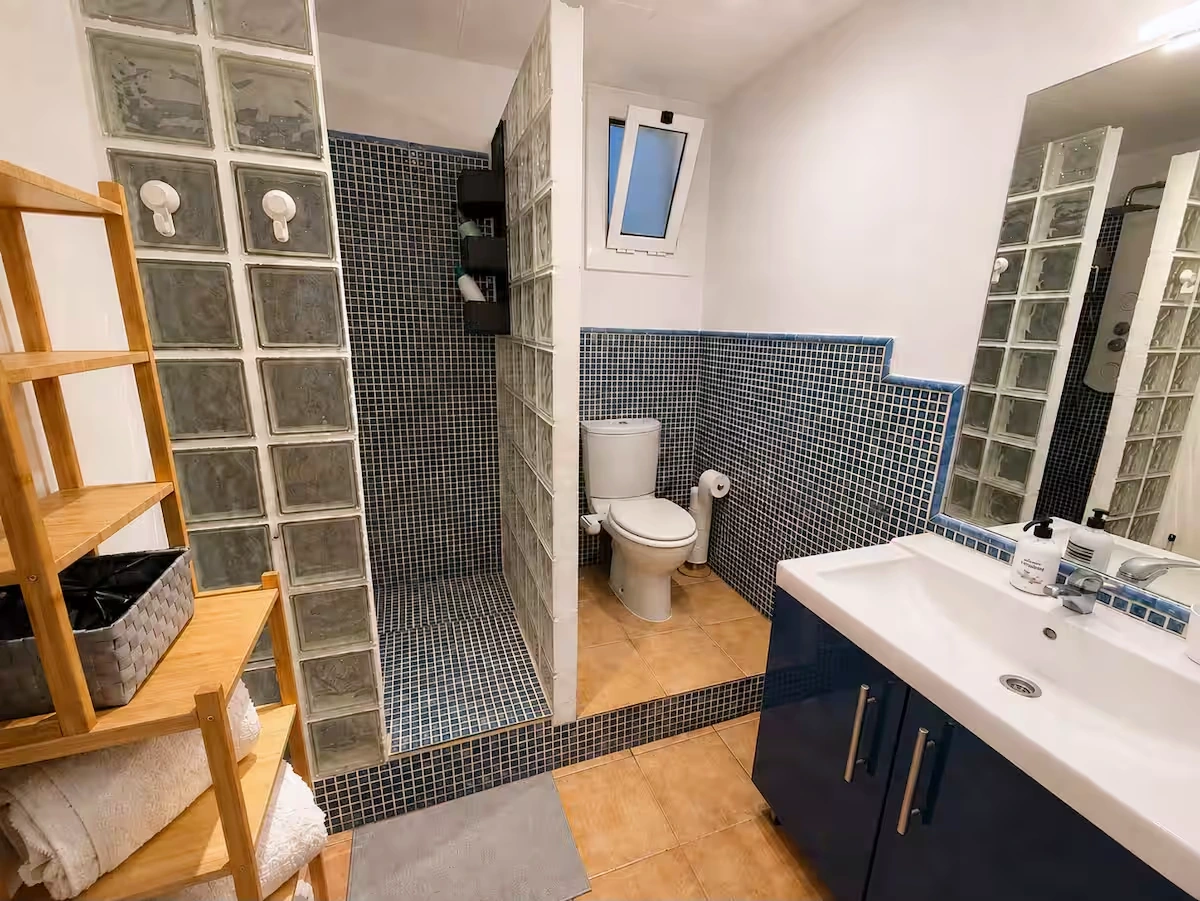 Badezimmer mit Dusche und Waschtisch